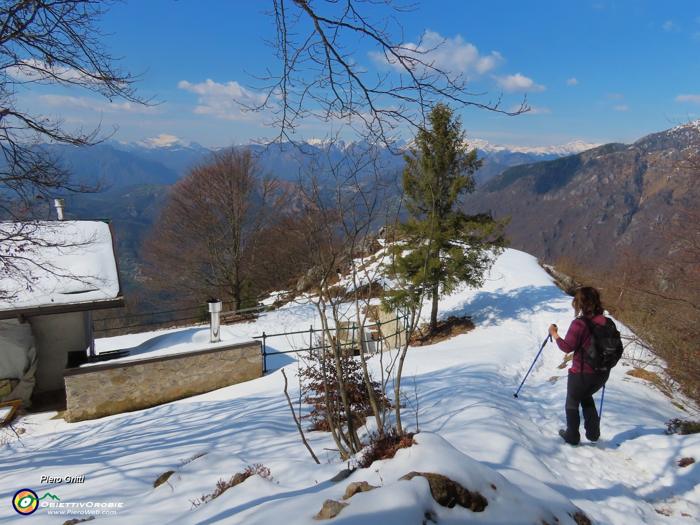 61 Bello camminare sulla neve baciata dal sole.JPG